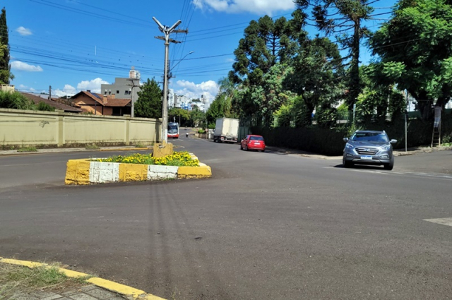 Vereadores solicitam implantação de rótula no bairro DER