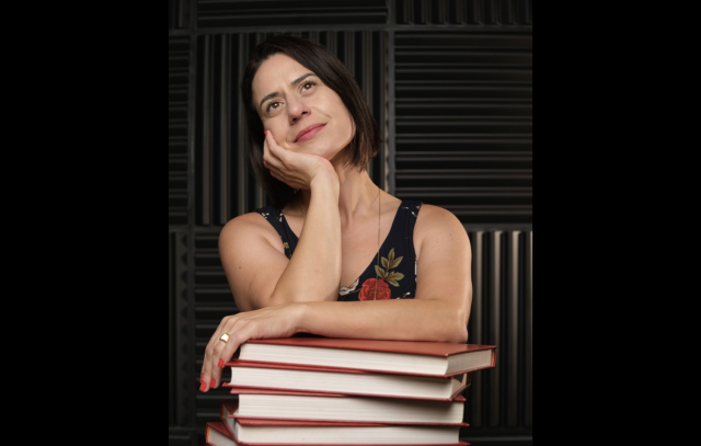 Escritora caçadorense lança best-seller na Amazon